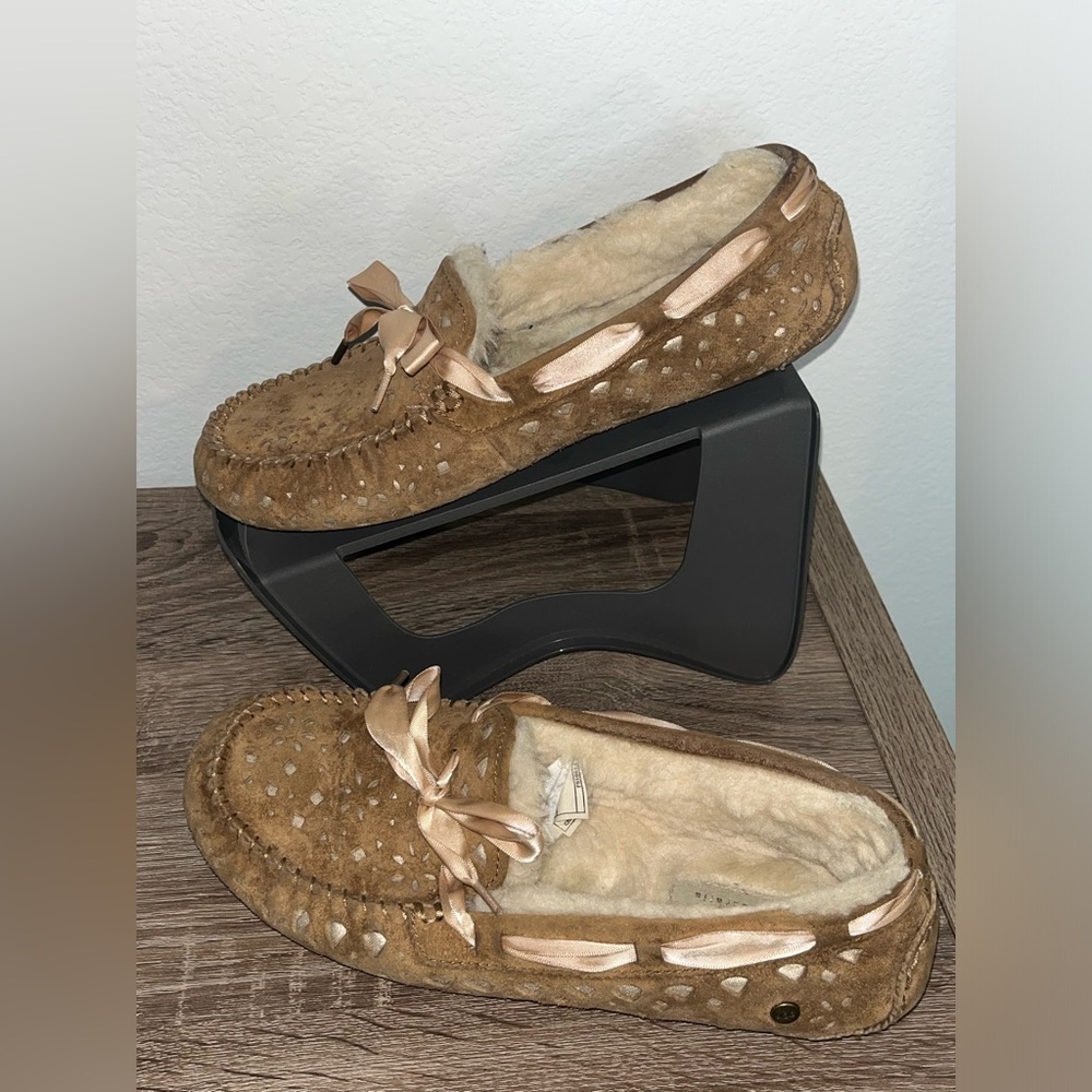 UGG Dakota Sunshine Perf Ribbon Satin Laces Bow Leather Chestnut Slippers Sz 9